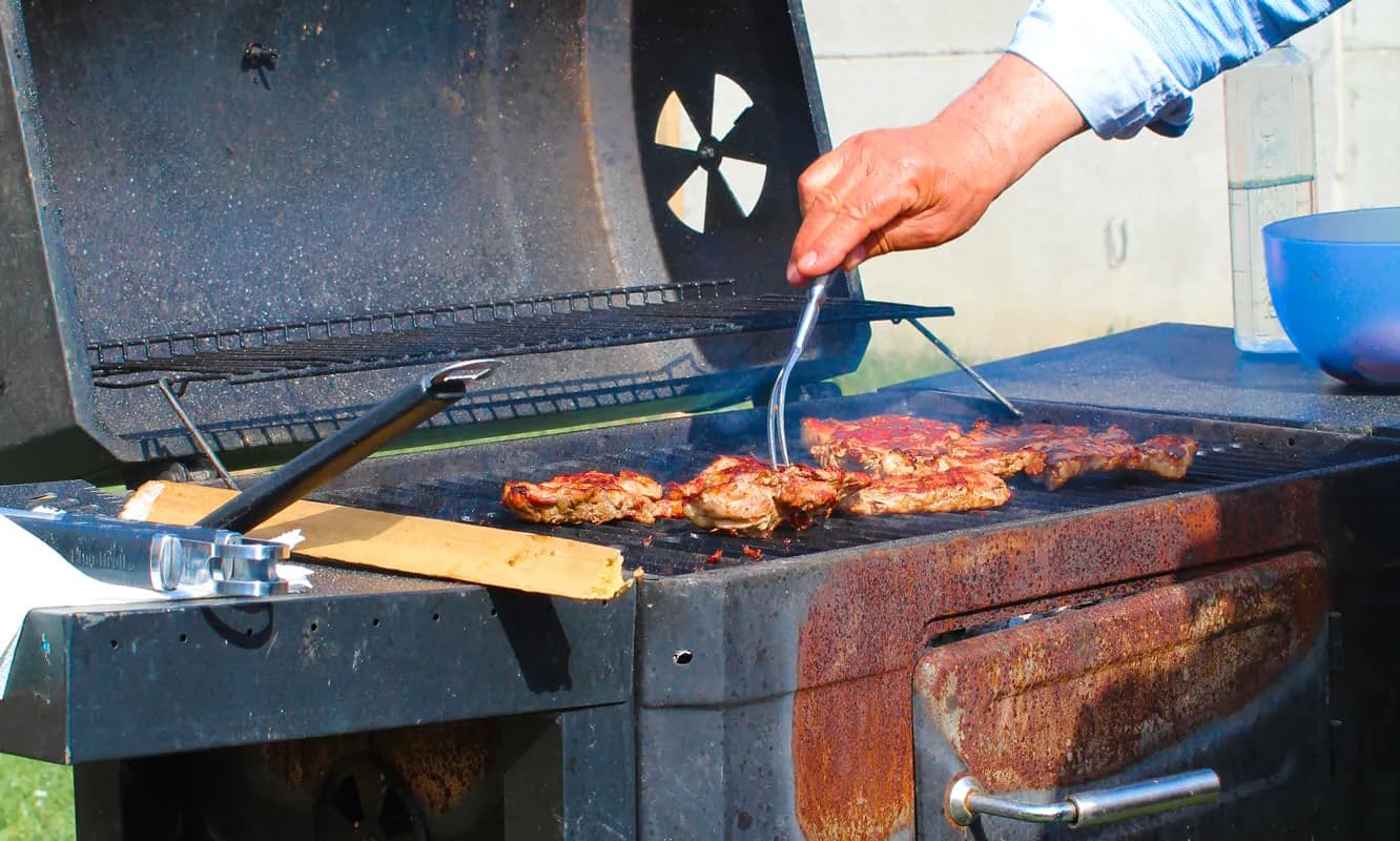 Carne la grătar, în curtea La Căprițe