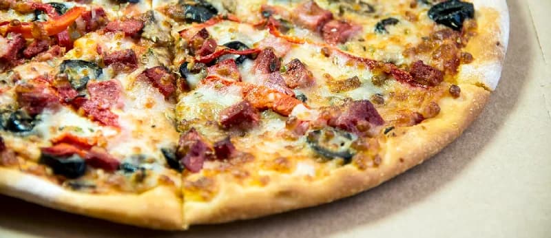 Pizza proaspăt scoasă din cuptor